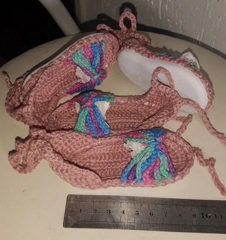 Sandálias de crochê dois pares para bebê gêmeas 1 a 3 meses - Foto 3
