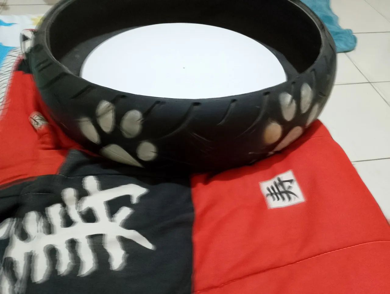 Casinha feita de pneu tamanho médio, sem uso.