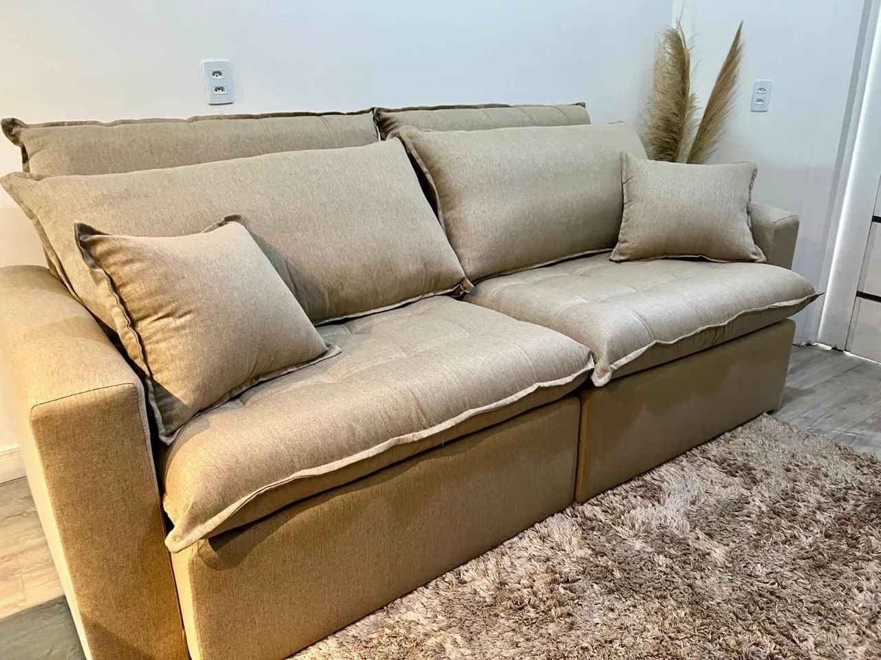 Sala muito mais aconchegante com nosso estofado slim sem caixaria que ótimiza seu espaço  - Foto 2