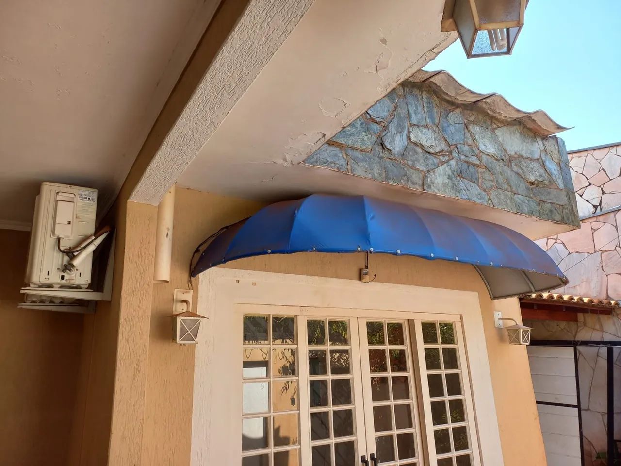 Toldo para porta grande ou janela.