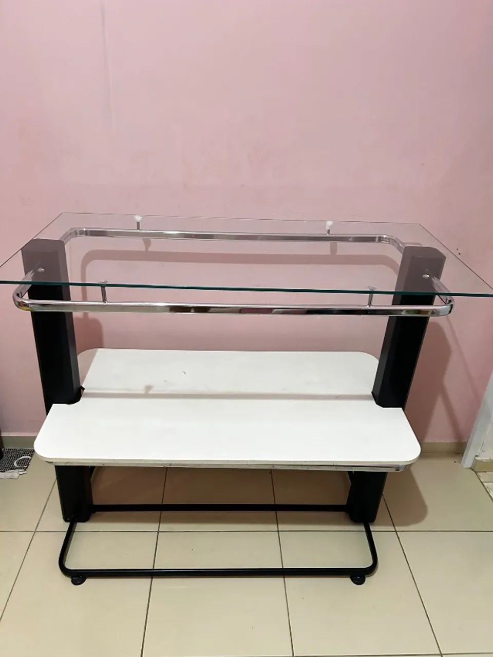 Mesa ideal para loja com tampo de vidro