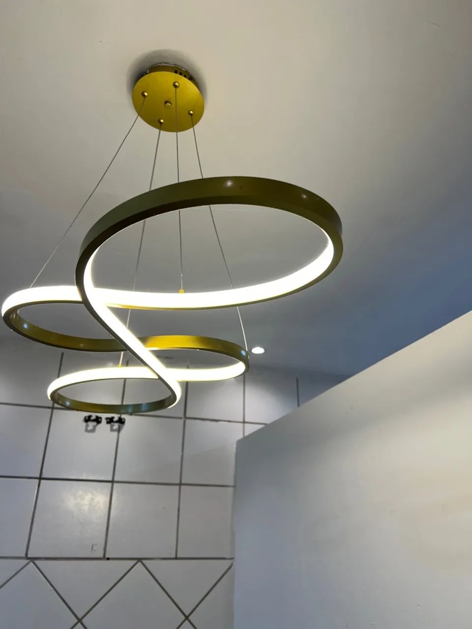 Lustre Moderno LED Design Curvilíneo - Foto 5