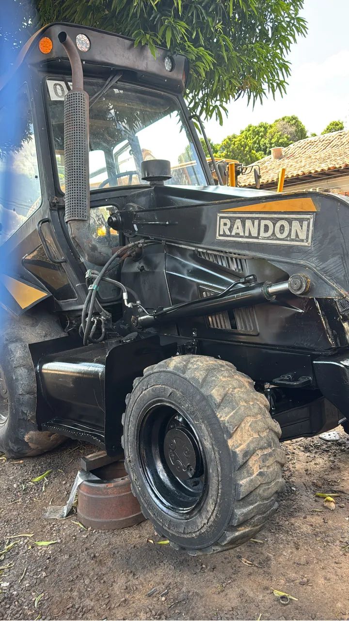 Retroescavadeira Randon