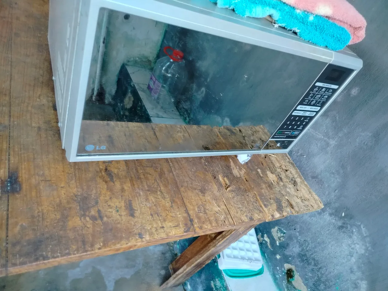 Micro-ondas LG com defeito, para retirada de peças.