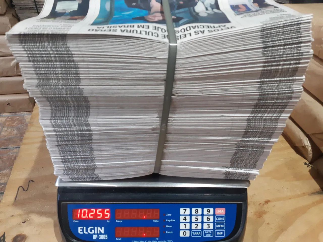 Jornal Para Pet 10KG $6.00KG Folhas Grandes 58x65 - Foto 2