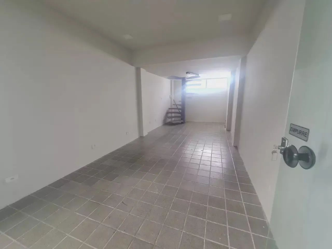 Candeias - Sala no 1° andar - C/ Mezanino - Wc Social - Vaga de Estacionamento - Foto 8