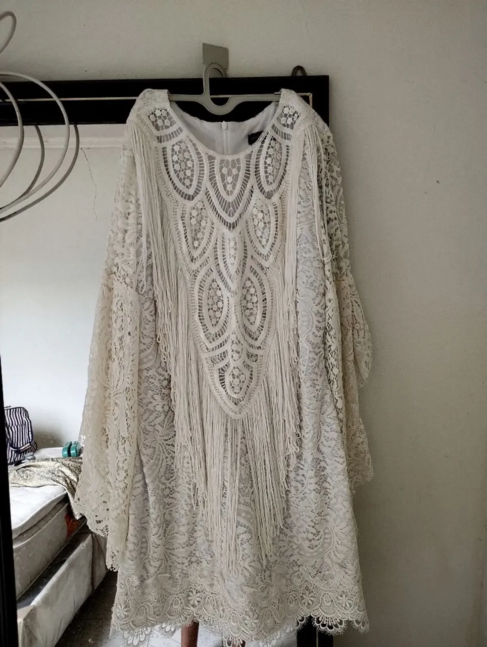 Vestido Branco de Renda com Detalhes em Franja
