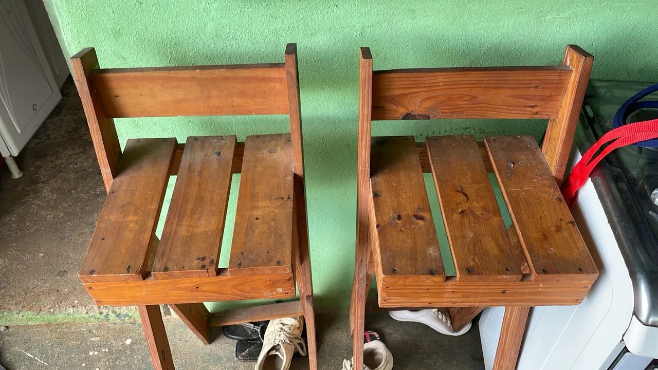 Cadeiras de madeira rústicas