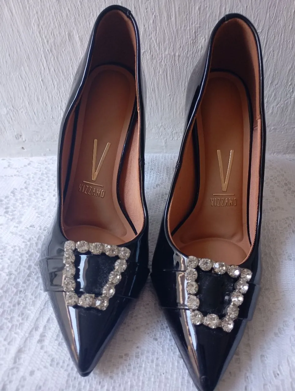 Scarpin Vizzano Preto com Detalhe em Strass