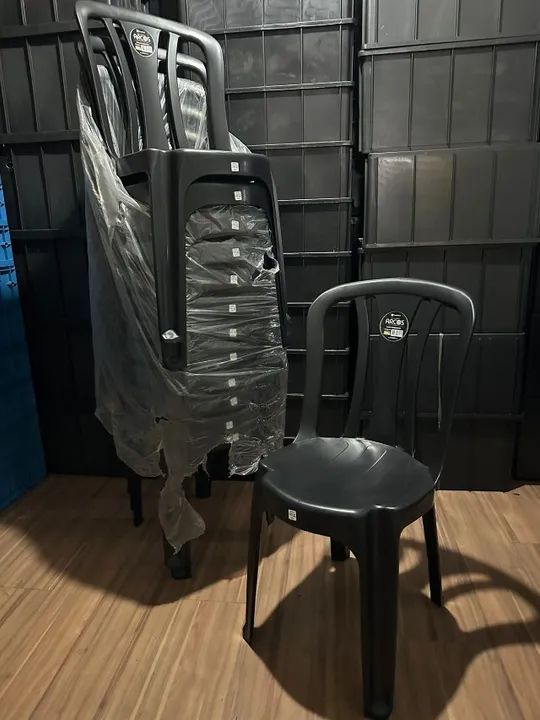 cadeira plastica sem braço cor preta R$66,90
