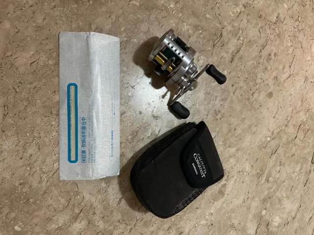 Carretilha Shimano Calcutta Conquest 201 DC + brinde