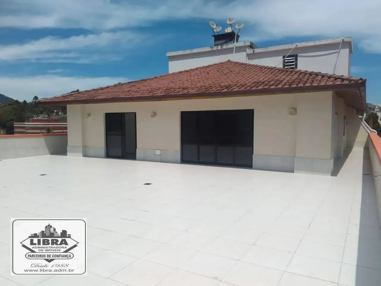 Cobertura à venda: Salão, Terraço, 3 Suítes e 2 Vagas, a Minutos do Centro!