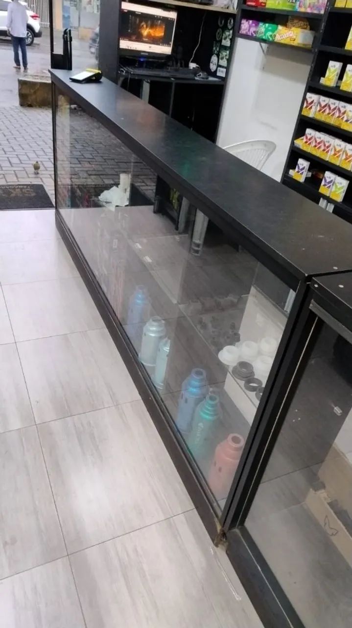 Vendo balcão expositor e porta de correr distribuidora/tabacaria  - Foto 2
