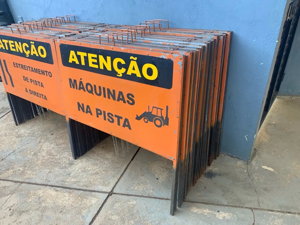 Kit placas de sinalização tipo cavalete - 1,00x1,00m - Foto 4