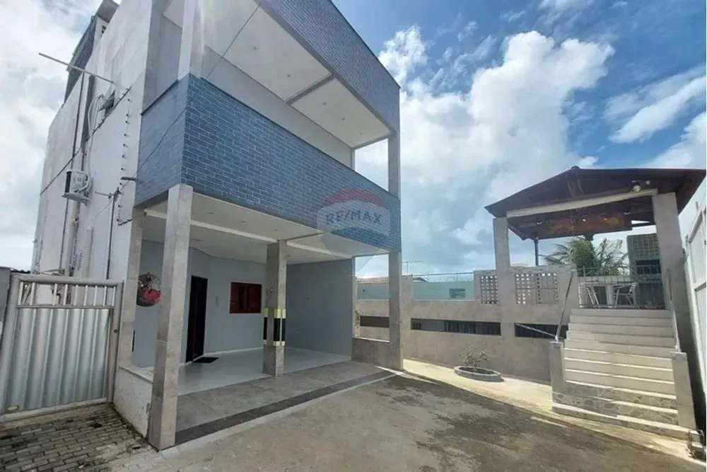 Encantadora Casa à Venda na Praia - 5 Suítes