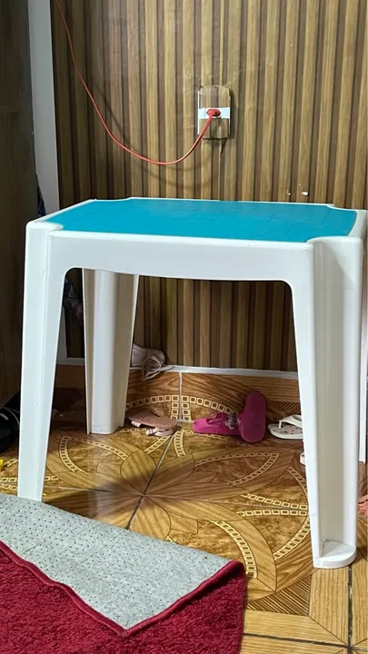 Mesa de Plástico Pequena com duas cadeiras infantil