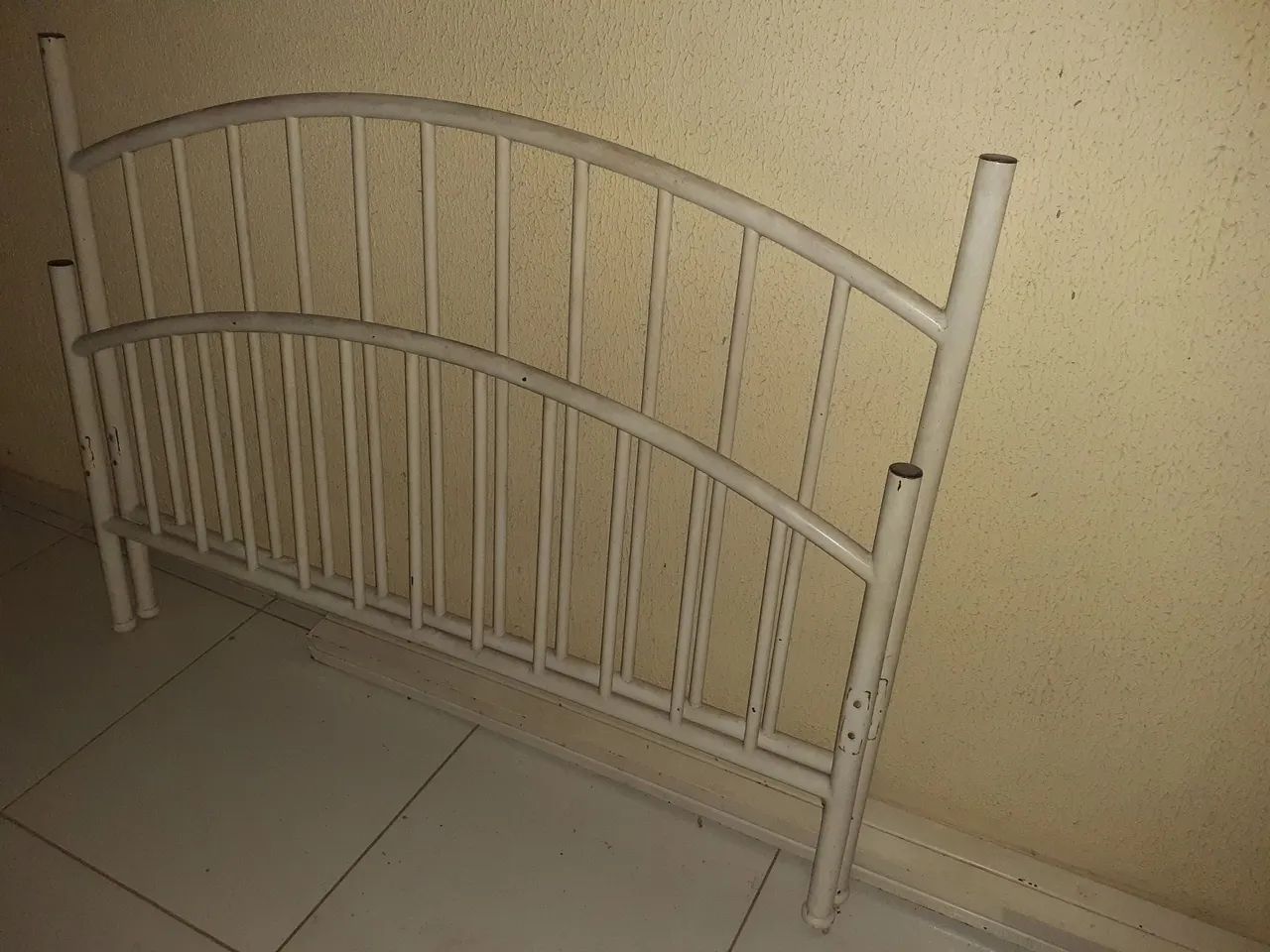 Cama de ferro branca