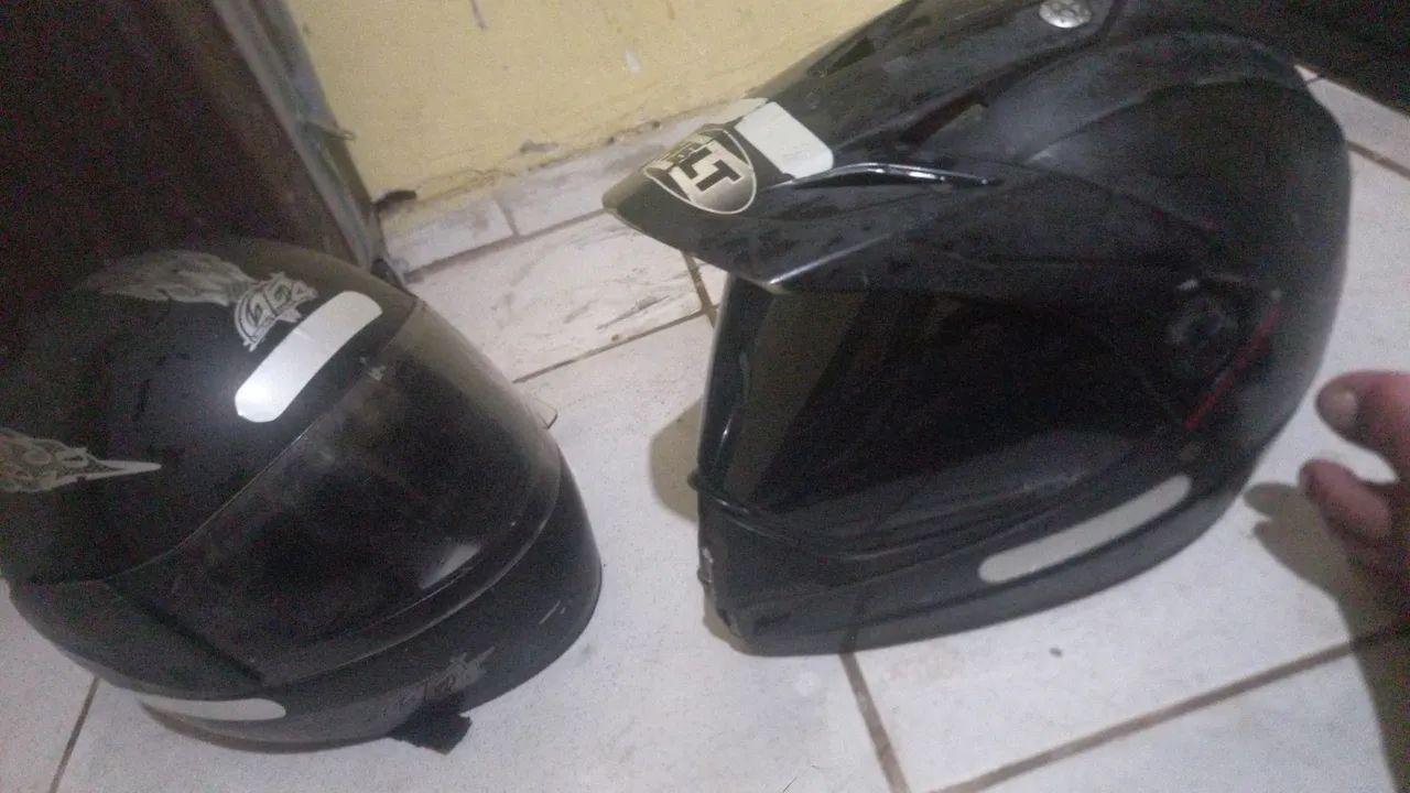 Dois capacetes bons 