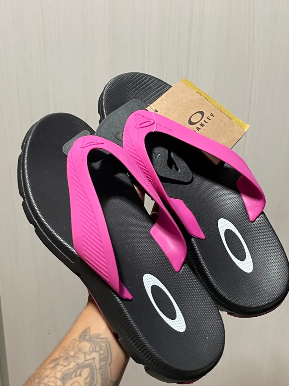 Chinelo Oakley Mod Banks - Preto e rosa