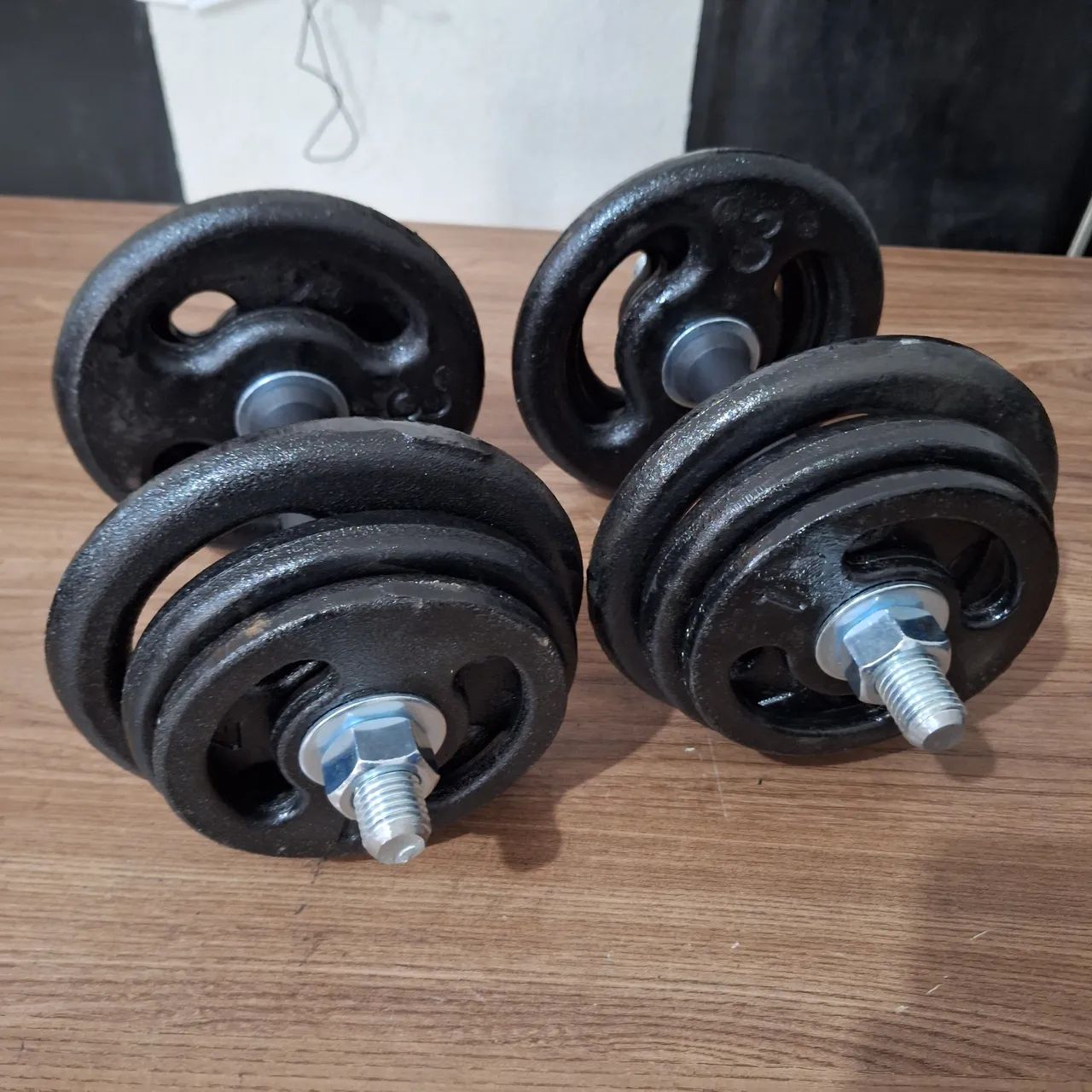 Kit Halteres #11 - 24KG Anilhas Pintadas + 2 Barras 33cm Rosqueada por R$ 309,90