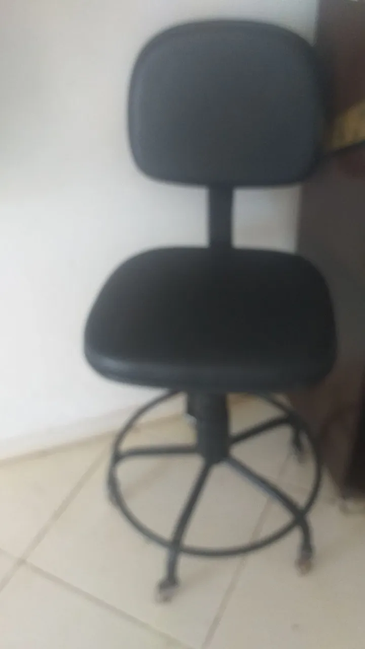 Cadeira de escritório preta com rodinhas