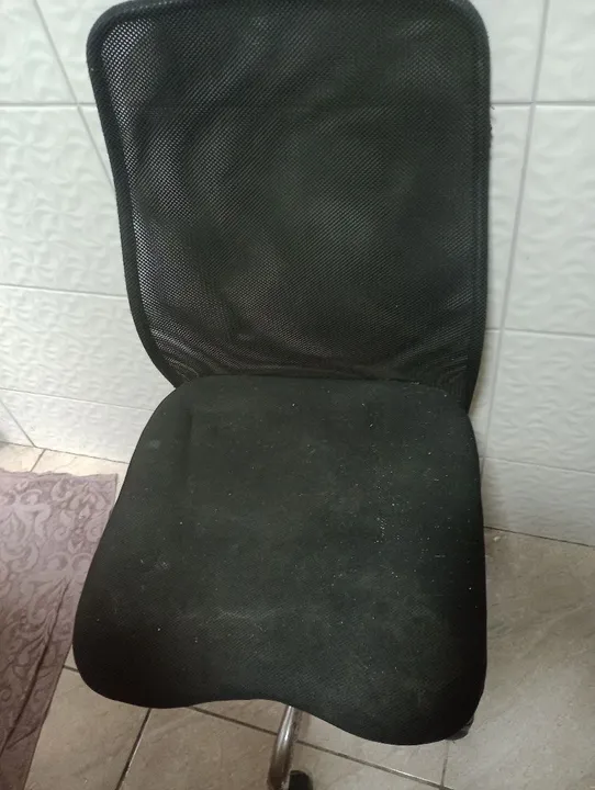 Cadeira giratoria de escritório preta