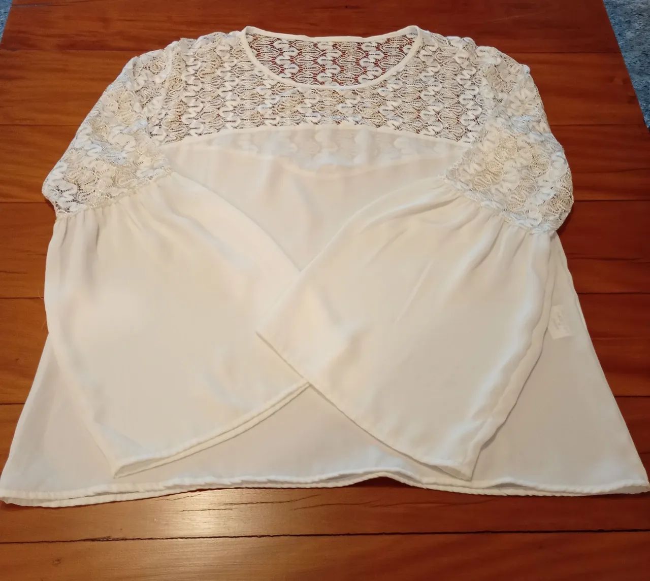 Blusa feminina creme  com detalhes em renda