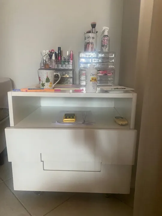 Mesa de cabeceira com rodinhas 