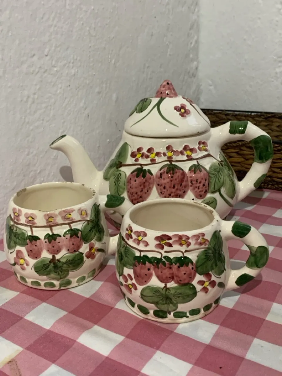 Conjunto de chá vintage com morangos