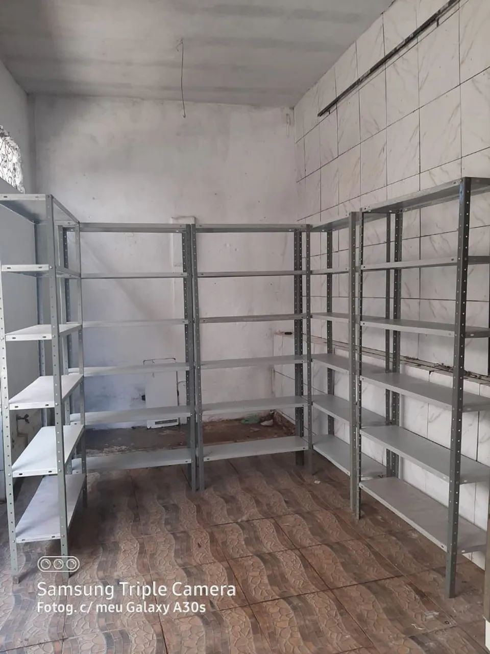 Estantes de aço