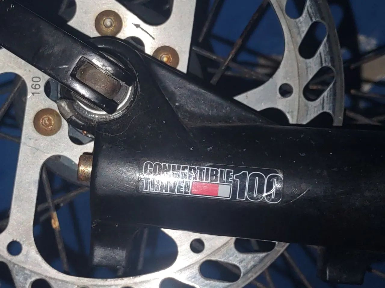 Suspensão Manitou six aro 26  - Foto 4