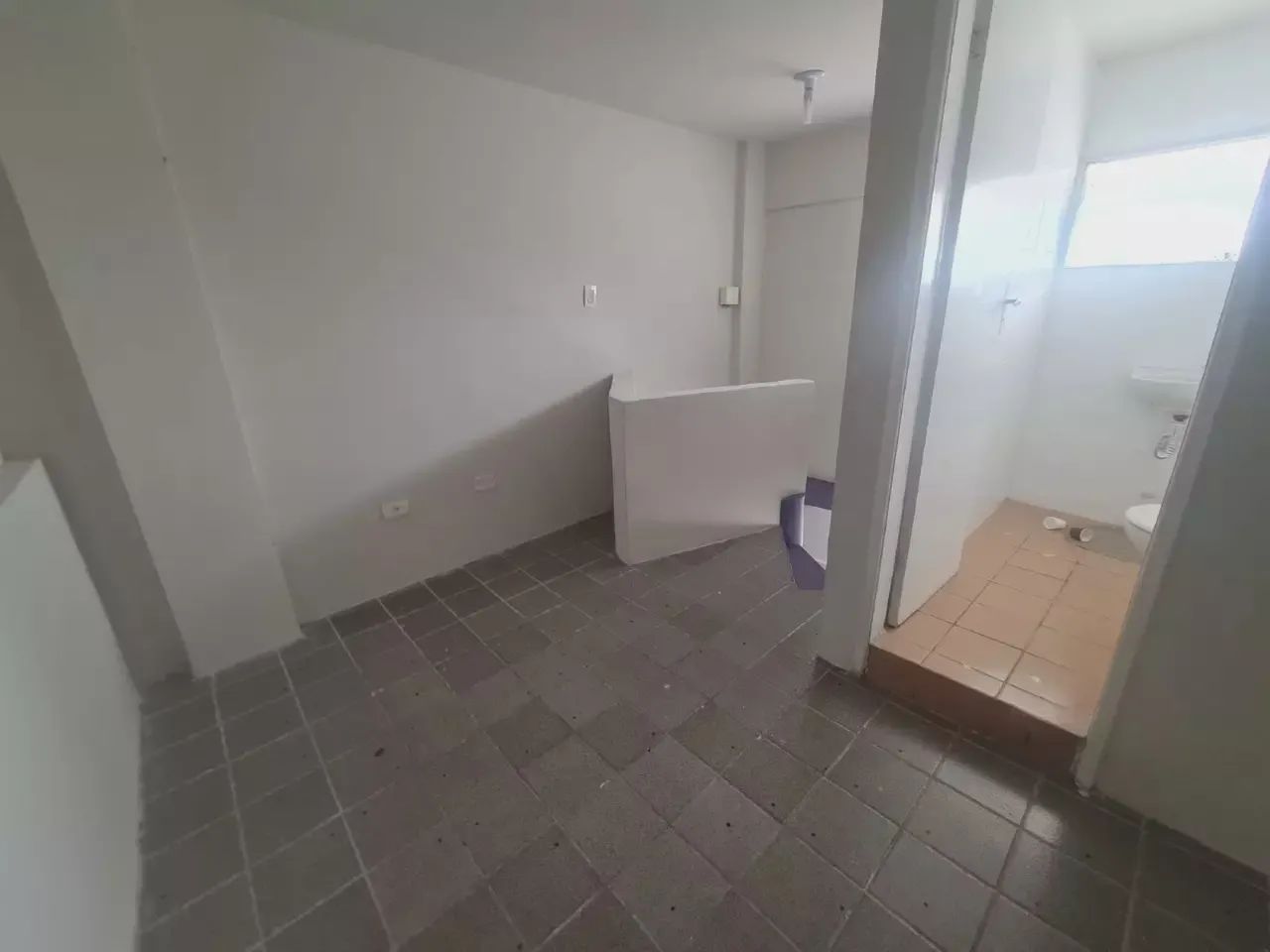 Candeias - Sala no 1° andar - C/ Mezanino - Wc Social - Vaga de Estacionamento - Foto 10