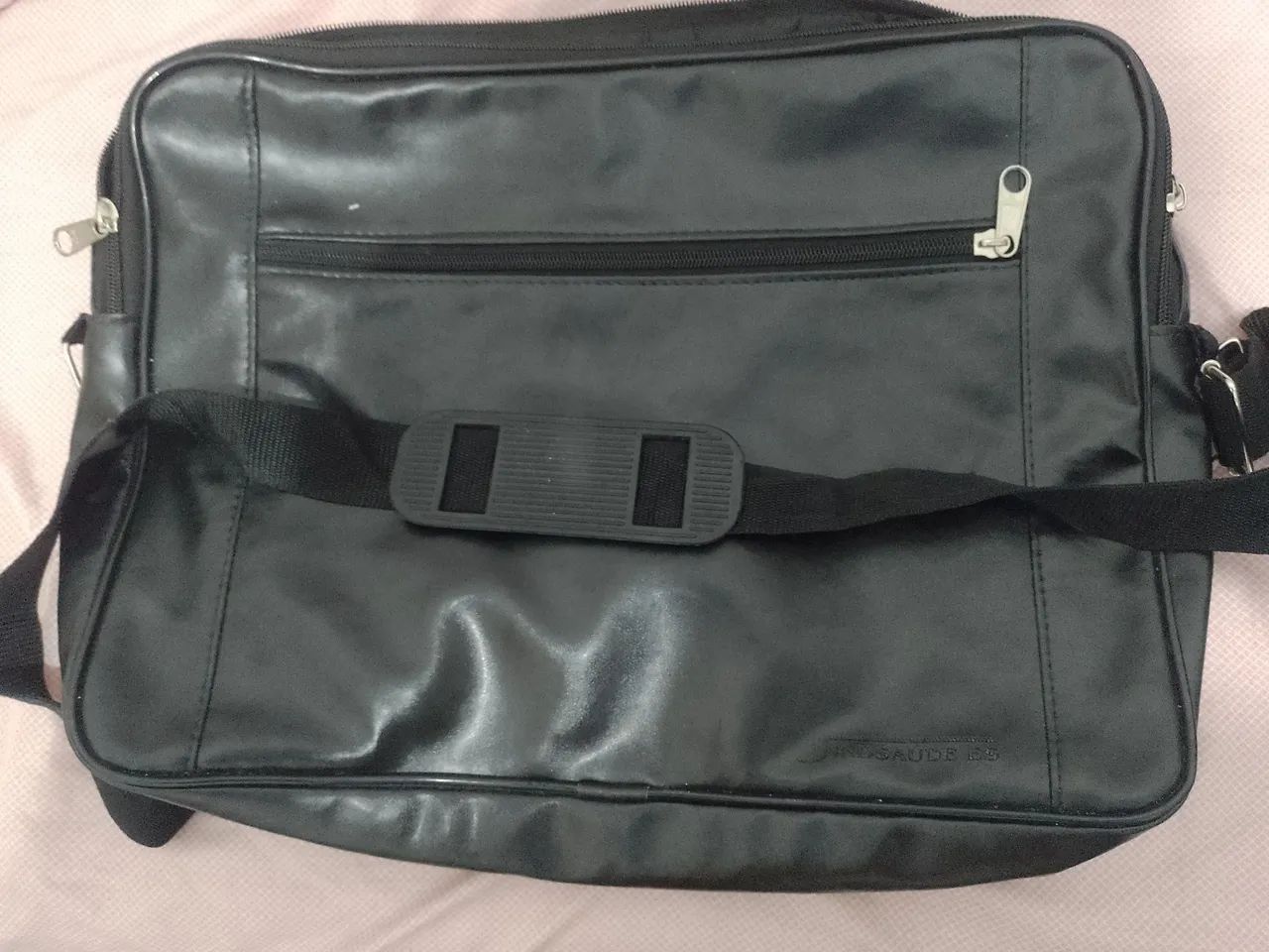 Bolsa para transporte de notebook e documentos. Em couro legítimo , praticamente nova.