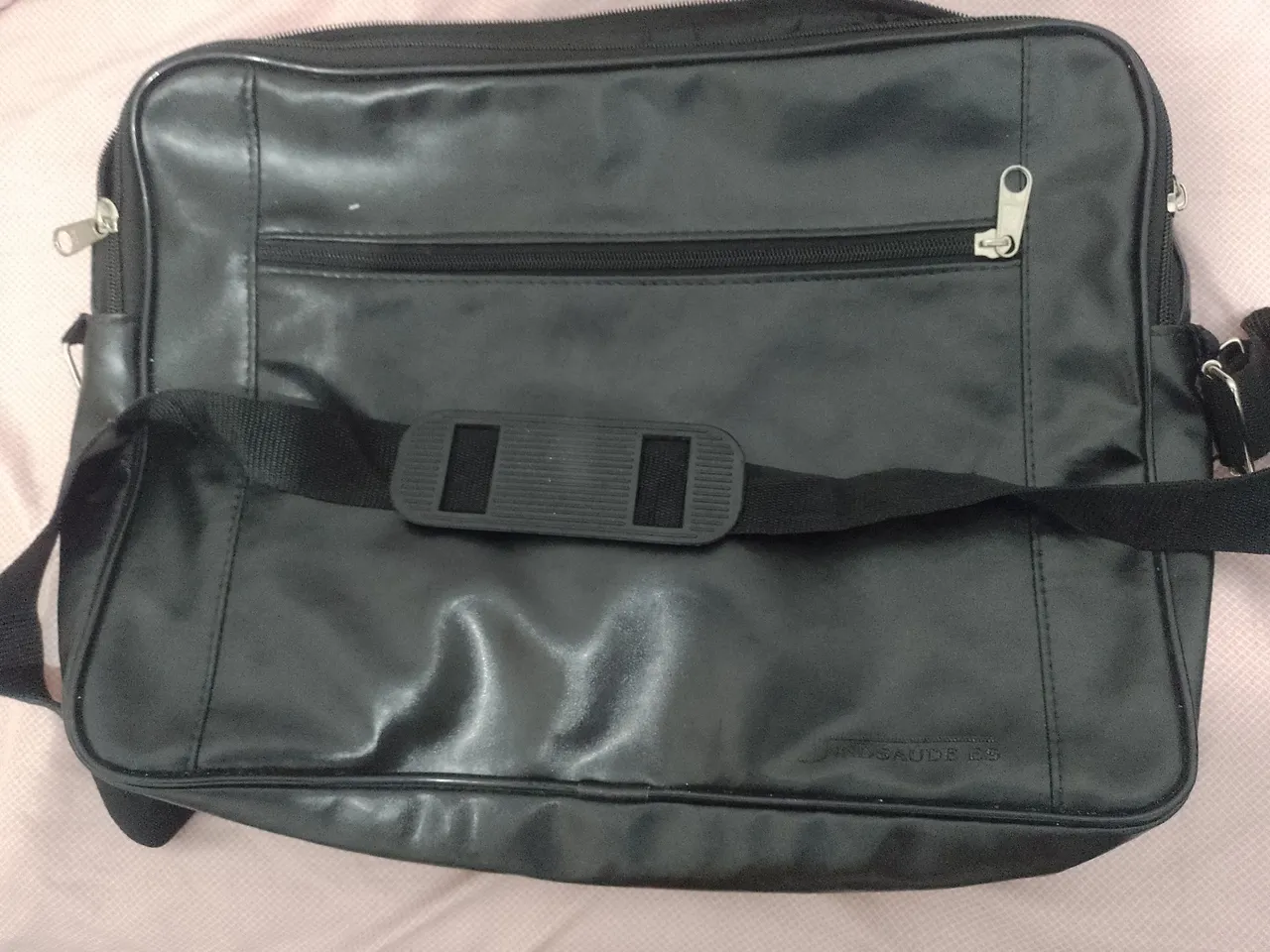 Bolsa para transporte de notebook e documentos. Em couro legítimo , praticamente nova.