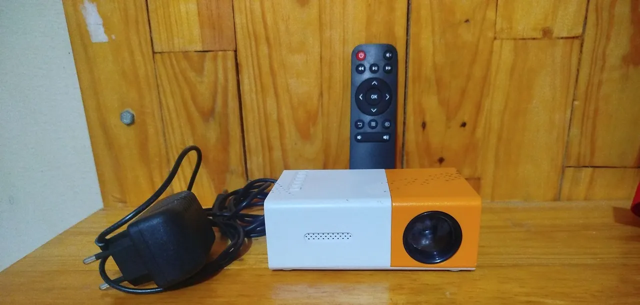 Mini Projetor Portátil - Perfeito para filmes e jogos!
