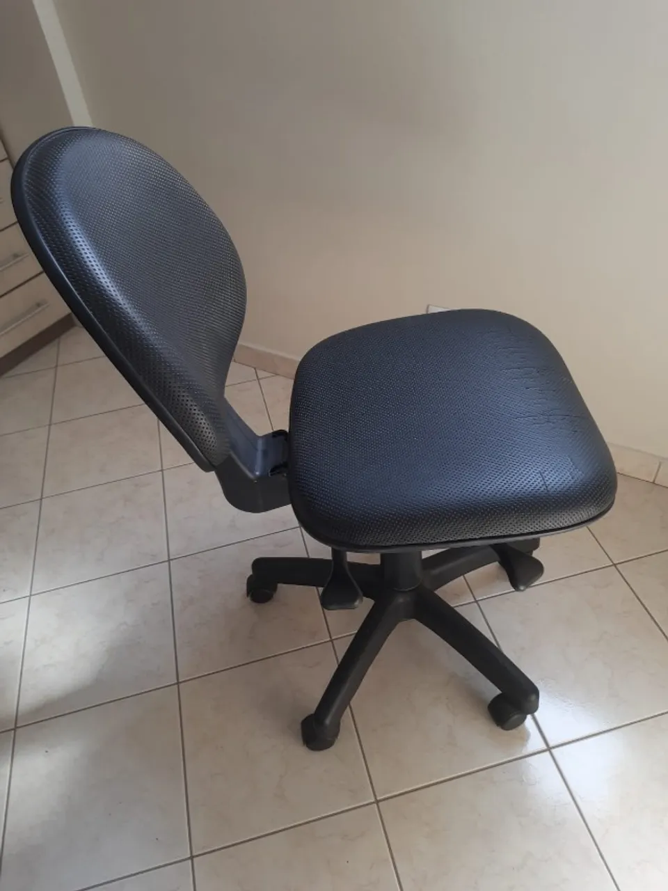 Cadeira de escritório giratória, modelo secretária.