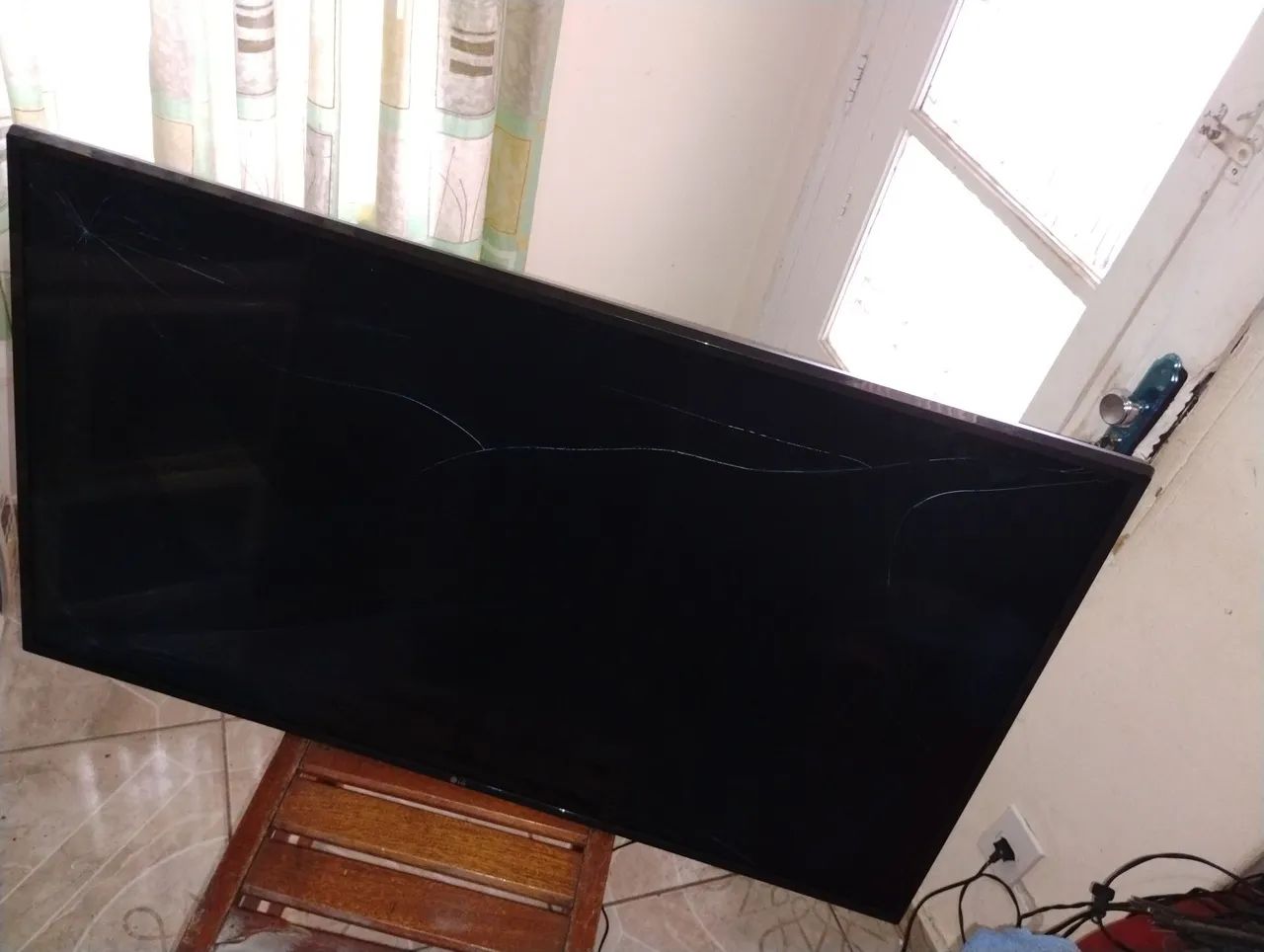 TV LG LED SMart 49 Polegadas Modelo 49LJ5550 defeito tela trincada ligando  - Foto 5