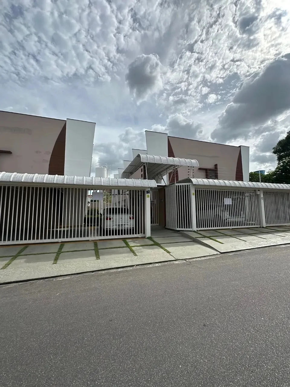 Casa em residencial fechado com 2 suítes semi-mobiliada e 1 vaga - Parque das laranjeiras