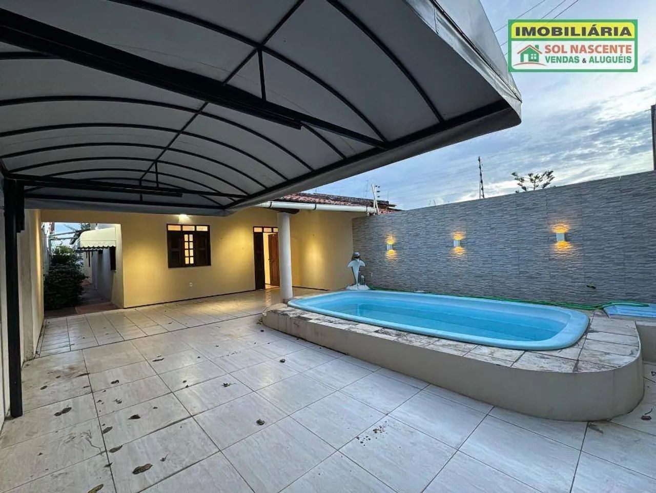 Casa com 3 suítes, piscina privativa e 2 vagas de garagem à venda, 130 m² por R$ 550.000 -