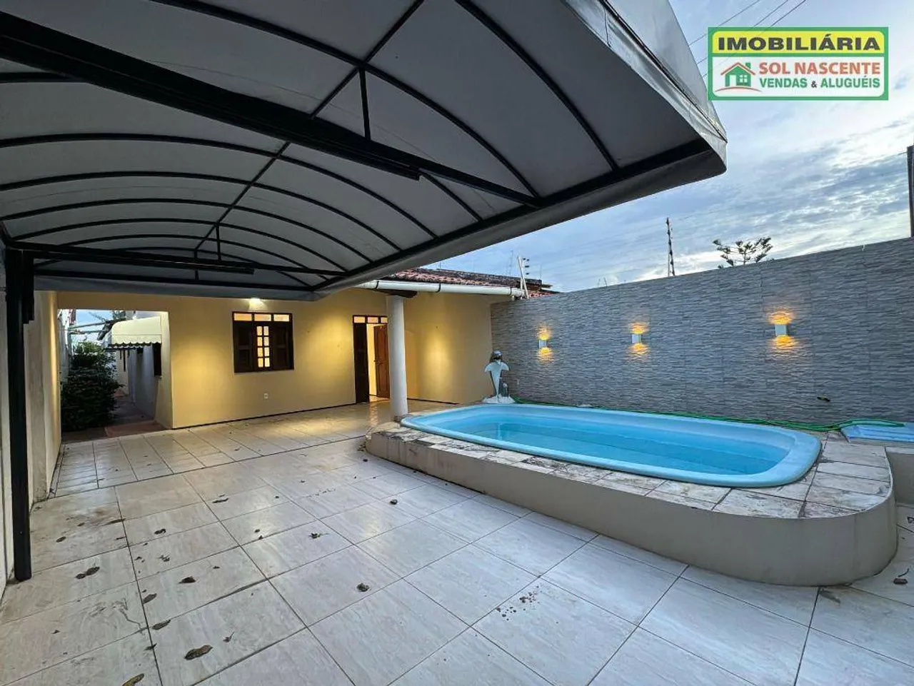 Casa com 3 suítes, piscina privativa e 2 vagas de garagem à venda, 130 m² por R$ 550.000 -