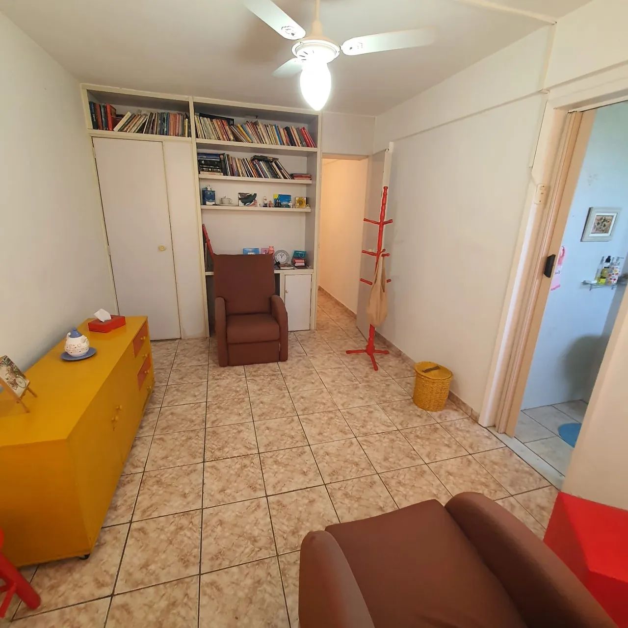 Vendo ou alugo sala comercial com localização privilegiada no centro de Itaguaí 