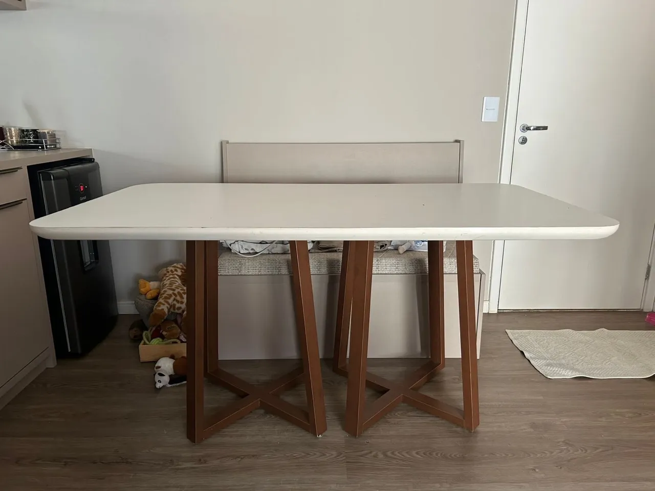 Mesa de jantar branca com base em madeira