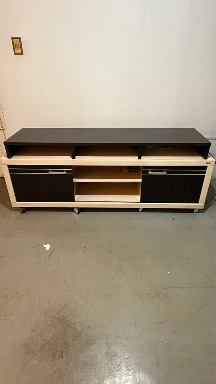Rack para TV moderno com rodinhas