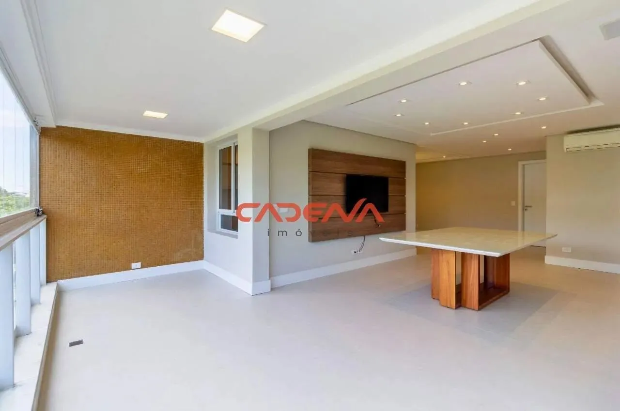 Apartamento com 4 quartos e 3 vagas para aluguel no Água Verde