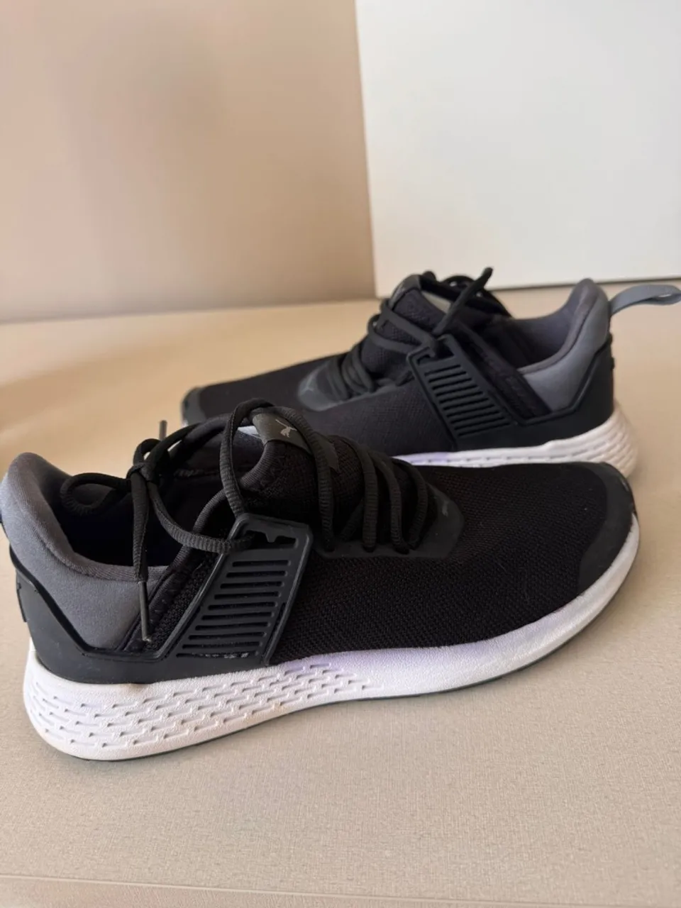 Tênis esportivo preto com detalhes