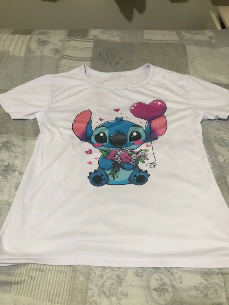 Camiseta Stitch com Balão e Flores - Linda!