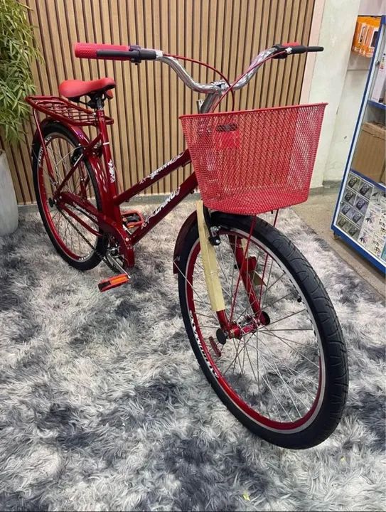 Bicicleta feminina vermelha com cesta