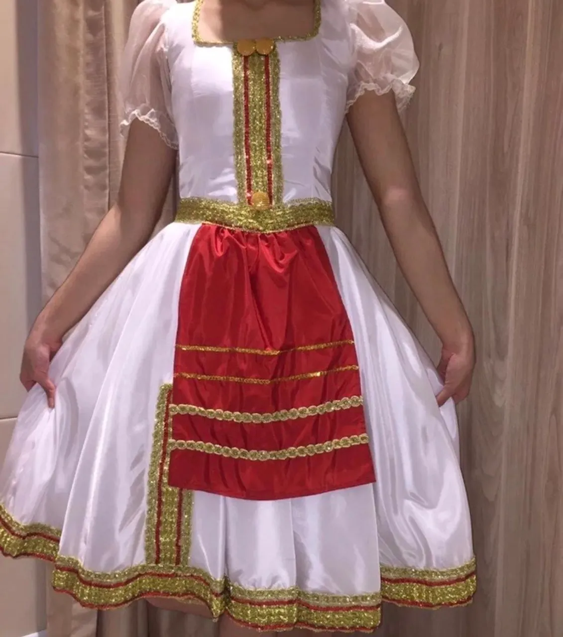 Vestido branco com detalhes dourados e vermelho