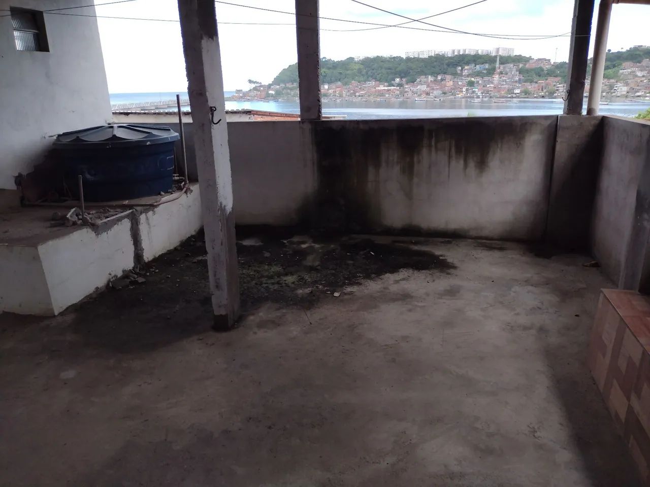 Casa no Lobato com 03 suítes e um quarto e uma cobertura.