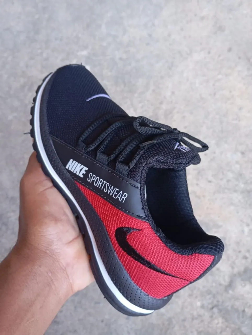 Tênis Nike Sportswear - Preto e Vermelho